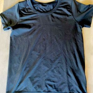 Lululemon black short sleeve tech shirt size 8.